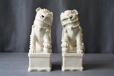 Une paire de grands mod&egrave;les de lions bouddhistes en porcelaine blanc de Chine de Dehua, Kangxi