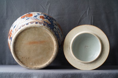 Un grand vase couvert en porcelaine de Chine de style Imari, Kangxi