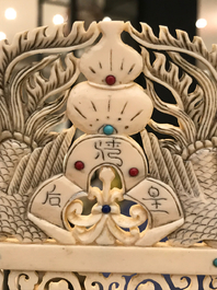 Een paar Chinese ingelegde ivoren figuren van keizer en keizerin op troon, ca. 1900