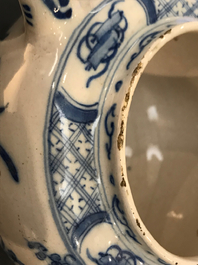 Twee blauwwitte Delftse theepotten met chinoiserie decor, 18e eeuw