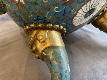 Een grote Chinese cloisonn&eacute; wierookbrander met deksel, 18/19e eeuw