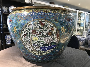 Een uitzonderlijk grote Chinese vissenkom in verguld brons en cloisonn&eacute;, Jiaqing