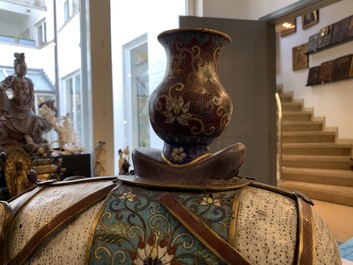 Een groot Chinees cloisonn&eacute; model van een olifant, 19/20e eeuw