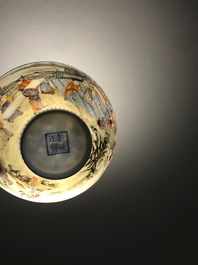 Une paire de bols en porcelaine de Chine coquillle d'oeuf, marque de Qianlong, 20&egrave;me