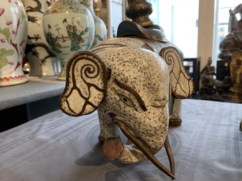 Une paire de grands mod&egrave;les d'&eacute;l&eacute;phants en &eacute;maux cloisonn&eacute;s, Chine, 19&egrave;me