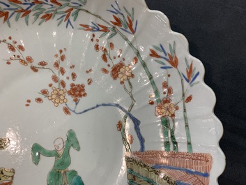 Une paire d'assiettes godronn&eacute;es en porcelaine de Chine famille verte de style Kakiemon, Kangxi