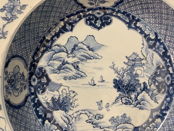 Un bassin en porcelaine de Chine bleu et blanc &agrave; d&eacute;cor d'un paysage fluvial, Qianlong