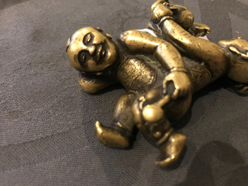 Un presse-papier en bronze dor&eacute; en forme des fr&egrave;res Hoho, Chine, 18/19&egrave;me