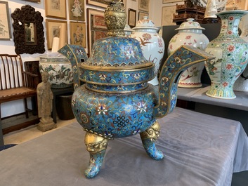 Een grote Chinese cloisonn&eacute; wierookbrander met deksel, 18/19e eeuw