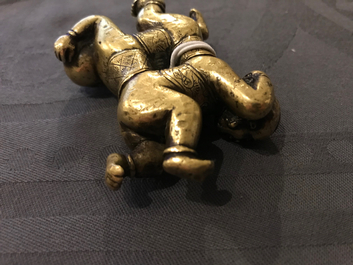 Un presse-papier en bronze dor&eacute; en forme des fr&egrave;res Hoho, Chine, 18/19&egrave;me