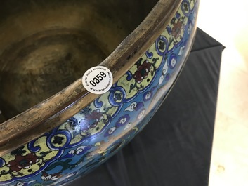 Een uitzonderlijk grote Chinese vissenkom in verguld brons en cloisonn&eacute;, Jiaqing