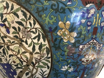 Een uitzonderlijk grote Chinese vissenkom in verguld brons en cloisonn&eacute;, Jiaqing