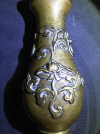 Trois vases miniatures en bronze, Chine, 17/18&egrave;me