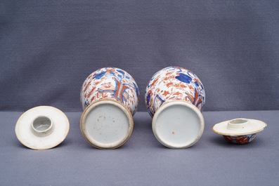 Une paire de vases couverts et deux plats en porcelaine de Chine de style Imari et famille rose, Qianlong