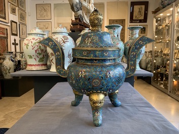 Een grote Chinese cloisonn&eacute; wierookbrander met deksel, 18/19e eeuw