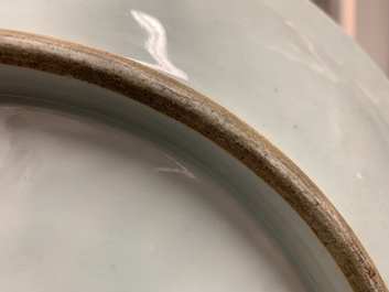 Un plat en porcelaine de Chine bleu et blanc &agrave; d&eacute;cor de lotus, marque et &eacute;poque de Qianlong