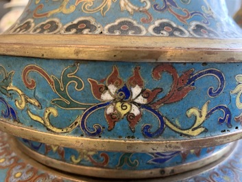 Een grote Chinese cloisonn&eacute; wierookbrander met deksel, 18/19e eeuw