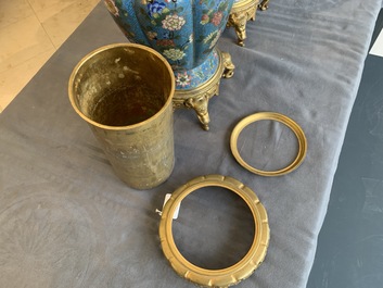 Une paire de vases en &eacute;maux cloisonn&eacute;s aux montures en bronze dor&eacute;, Chine, 19&egrave;me