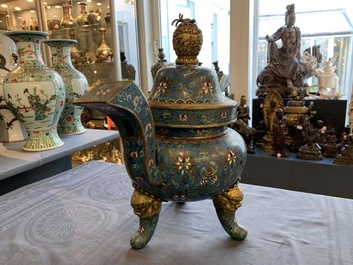 Een grote Chinese cloisonn&eacute; wierookbrander met deksel, 18/19e eeuw