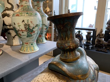 Een paar grote Chinese cloisonn&eacute; modellen van olifanten, 19e eeuw