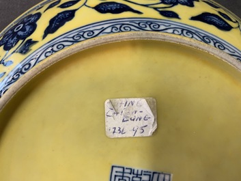 Une assiette en porcelaine de Chine &agrave; d&eacute;cor d'un bouquet en bleu et blanc sur fond jaune, marque de Qianlong, 19/20&egrave;me