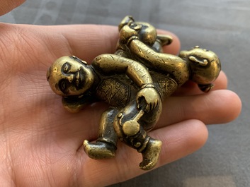 Een Chinees verguld bronzen scrollgewicht in de vorm van de Hoho broers, 18/19e eeuw