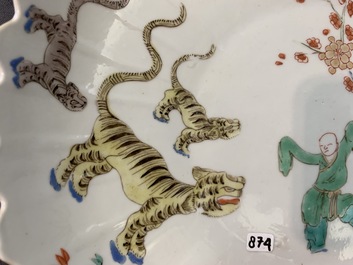 Een paar gelobde Chinese famille verte Kakiemon-stijl 'tijger' borden, Kangxi