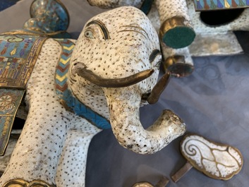 Une paire de grands mod&egrave;les d'&eacute;l&eacute;phants en &eacute;maux cloisonn&eacute;s, Chine, 19&egrave;me