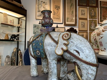 Een groot Chinees cloisonn&eacute; model van een olifant, 19/20e eeuw