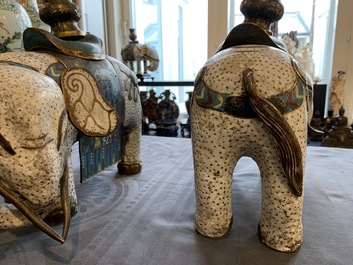 Une paire de grands mod&egrave;les d'&eacute;l&eacute;phants en &eacute;maux cloisonn&eacute;s, Chine, 19&egrave;me