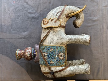 Een groot Chinees cloisonn&eacute; model van een olifant, 19/20e eeuw