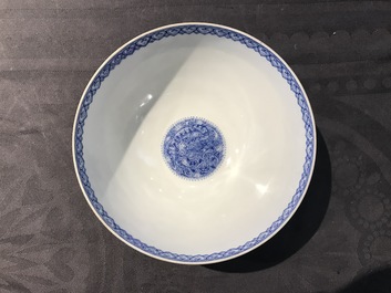 Une paire de bols en porcelaine de Chine coquillle d'oeuf, marque de Qianlong, 20&egrave;me