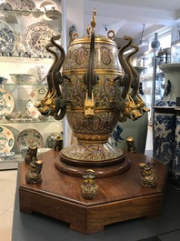 Een Chinese cloisonn&eacute; replica van Zhang Hengs aardbevingsmeter, 20e eeuw