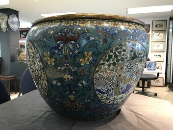 Een uitzonderlijk grote Chinese vissenkom in verguld brons en cloisonn&eacute;, Jiaqing