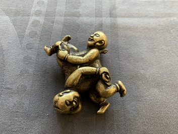 Un presse-papier en bronze dor&eacute; en forme des fr&egrave;res Hoho, Chine, 18/19&egrave;me