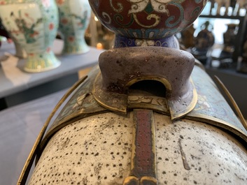 Een groot Chinees cloisonn&eacute; model van een olifant, 19/20e eeuw