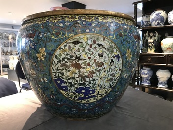 Een uitzonderlijk grote Chinese vissenkom in verguld brons en cloisonn&eacute;, Jiaqing