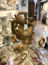 Een Chinese cloisonn&eacute; replica van Zhang Hengs aardbevingsmeter, 20e eeuw