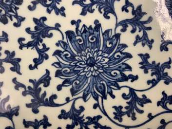 Een Chinese blauwwitte schotel met lotusslingers, Qianlong merk en periode