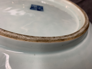 Un plat en porcelaine de Chine bleu et blanc &agrave; d&eacute;cor de lotus, marque et &eacute;poque de Qianlong