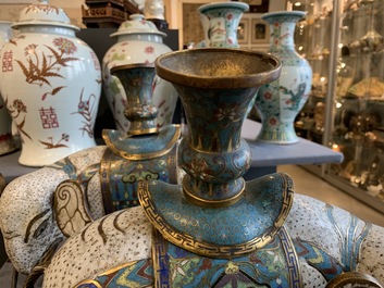 Une paire de grands mod&egrave;les d'&eacute;l&eacute;phants en &eacute;maux cloisonn&eacute;s, Chine, 19&egrave;me