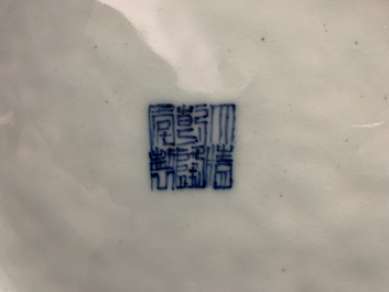 Un plat en porcelaine de Chine bleu et blanc &agrave; d&eacute;cor de lotus, marque et &eacute;poque de Qianlong