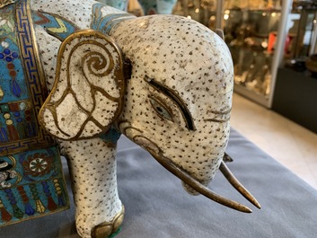 Une paire de grands mod&egrave;les d'&eacute;l&eacute;phants en &eacute;maux cloisonn&eacute;s, Chine, 19&egrave;me