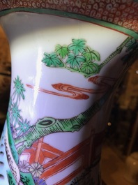 Trois vases en porcelaine de Chine famille rose et verte, 19/20&egrave;me