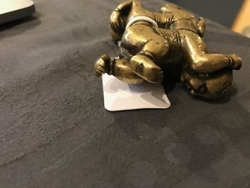 Un presse-papier en bronze dor&eacute; en forme des fr&egrave;res Hoho, Chine, 18/19&egrave;me