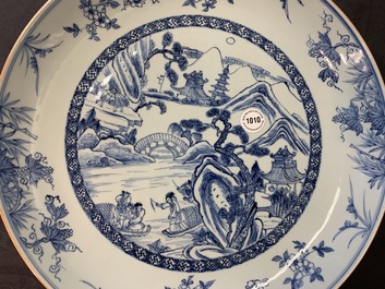 Un plat en porcelaine de Chine bleu et blanc &agrave; d&eacute;cor d'un paysage fluvial, Yongzheng/Qianlong