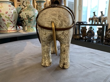 Een groot Chinees cloisonn&eacute; model van een olifant, 19/20e eeuw