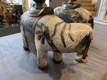 Une paire de grands mod&egrave;les d'&eacute;l&eacute;phants en &eacute;maux cloisonn&eacute;s, Chine, 19&egrave;me