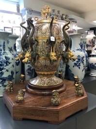 Een Chinese cloisonn&eacute; replica van Zhang Hengs aardbevingsmeter, 20e eeuw