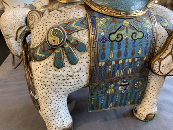 Een paar grote Chinese cloisonn&eacute; modellen van olifanten, 19e eeuw